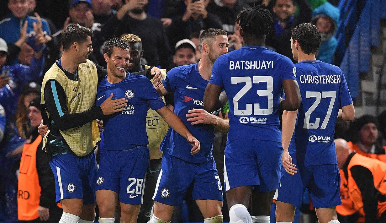 Para pemain Chelsea merayakan gol yang dicetak Cesar Azpilicueta ke gawang Qarabag pada laga Liga Champions di Stadion Stamford Bridge, London, Selasa (12/9/2017). Chelsea menang 6-0 atas Qarabag. (AFP/Ben Stansall)
