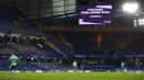 Para pemain menunggu keputusan VAR saat pertandingan Liga Inggris antara Chelsea dan Everton di Stadion Stamford Bridge, London, Inggris, Senin (8/3/2021). Chelsea menang 2-0. (John Sibley/Pool via AP)