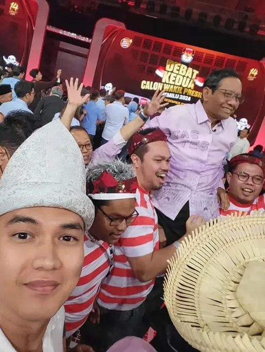 Kemudian Aldi Taher dengan pakaian adatnya untuk mendukung Ganjar-Mahfud MD. [@
alditaher.official].