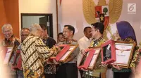 Wapres RI ke-6, Try Sutrisno memberi penghargaan Prestasi Penyelenggaraan Lebaran 2017 kepada Kapolri Jendral Tito Karnavian di Jakarta, Selasa (1/8). UKP-PIP memberi penghargaan kepada 15 instansi pemerintah. (Liputan6.com/Faizal Fanani)