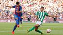 Striker Barcelona, Luis Suarez mencetak gol ke gawang Real Betis dalam laga La Liga di Stadion Camp Nou, Minggu (21/8/2016) dini hari WIB. (Reuters/Albert Gea) 