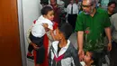 Usai diizinkan pulang, pihak RS memberikan surat rekomendasi agar Iqbal bisa menjalani rawat jalan dan fisioterapi, Senin (12/5/14). (Liputan6.com/Miftahul Hayat)