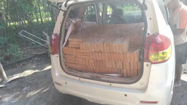 6 Aksi Orang Angkut Batu Bata Ini Bikin Geleng Kepala
