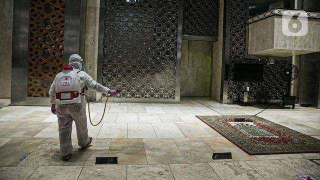 FOTO: Ramadhan, Masjid Istiqlal Disemprot Disinfektan Cegah Penyebaran COVID-19