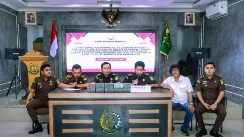 Pengembalian kerugian negara oleh tersangka korupsi pupuk subsidi kepada Kejari Bengkalis.