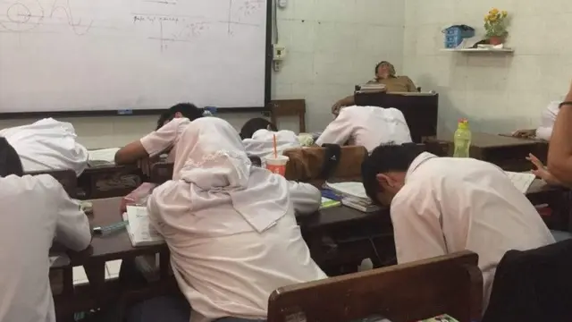 tidur di kelas (foto: brilio)