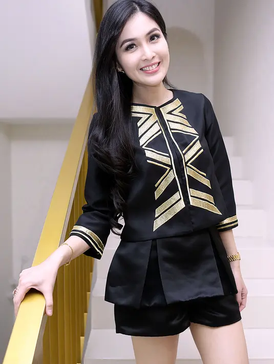 Ditemui di kediamannya di Permata Regency, Srengseng, Jakarta Barat, Kamis (24/12/2015), Sandra Dewi mengaku jika sang kekasih memang sudah dikenalkan kepada pihak keluarganya. Meski begitu kedua pihak masih jarang bertemu. (Deki Prayoga/Bintang.com)