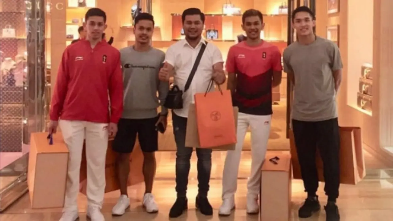 Atlet Bulu Tangkis Putra Indonesia Berpose Di Gerai LV (foto: dream)