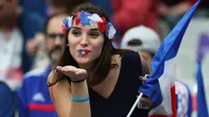 Seorang Suporter wanita mengenakan atribut berwarna bendera Prancis saat menyaksikan timnya melawan Rumania di ajang kualifikasi grup A Piala Eropa 2016 di stadion Stade de France, Saint-Denis, Paris, Prancis, (10/6). (REUTERS / Lee Smith)