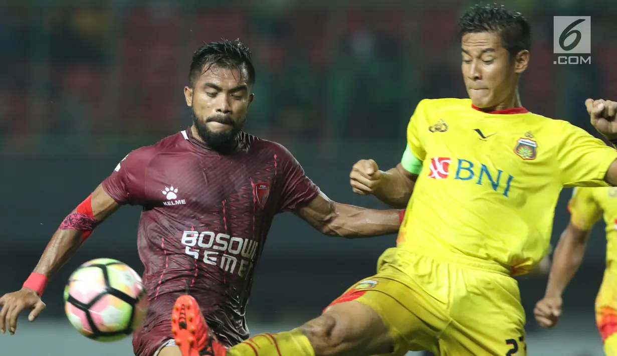 Gelandang PSM Makassar, Zulham M Zamrun (kiri) berebut bola dengan bek Bhayangkara FC, Indra Kahfi pada lanjutan Liga 1 Indonesia di Stadion Patriot Candrabhaga, Bekasi, Kamis (19/10). PSM Makassar unggul 2-0. (Liputan6.com/Helmi Fithriansyah)