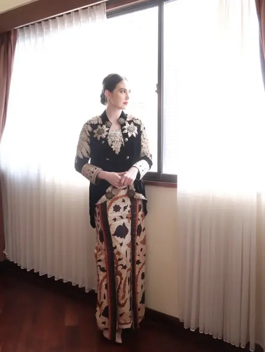 Ibu Wakil Gubernur Jawa Timur ini, memadukan atasan tersebut dengan kain batik khas Kabupaten Pamekasan, Jawa Timur yang begitu indah. [@arumibachsin_94]