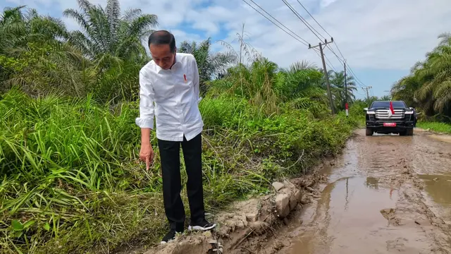 Presiden Joko Widodo atau Jokowi meninjau jalan rusak di Sumatera Utara. (Biro Pers Sekretariat Presiden/Agus Suparto)