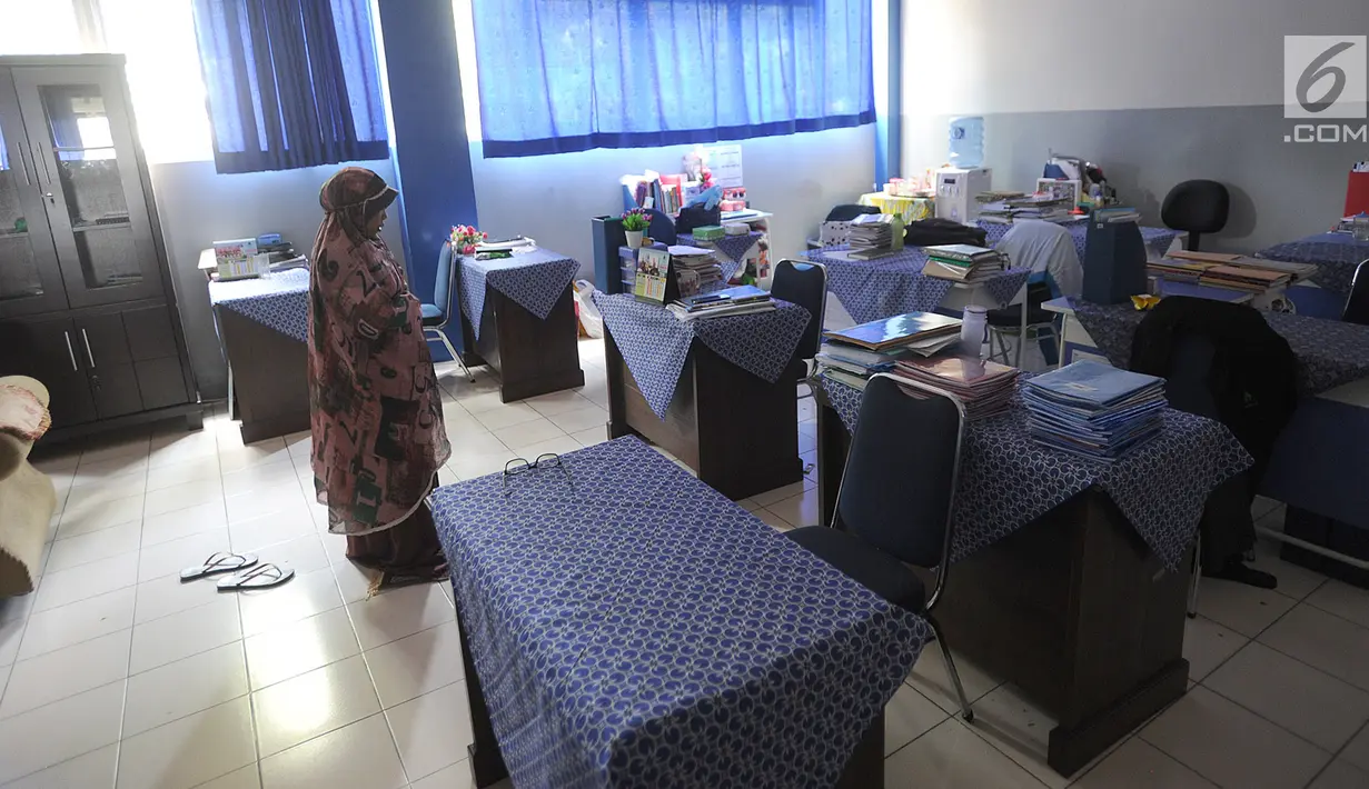 Seorang guru melaksanakan salat di ruang guru Mts Annajah, Petukangan, Jakarta Selatan, Senin (5/8/2019). Masih padamnya listrik di sejumlah kawasan Jakarta membuat kegiatan belajar mengajar terganggu hingga memaksa pihak sekolah memulangkan siswa lebih awal. (merdeka.com/Arie Basuki)