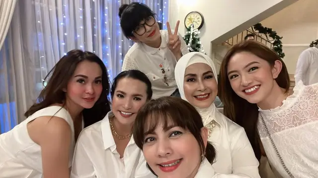 Bintang Takdir Cinta yang Kupilih dan Cinta Setelah Cinta nobar final Piala Dunia 2022 di rumah Jonathan Frizzy (Foto Instagram sashalexa_nh)