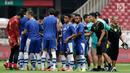 Pemain Persib Bandung berkumpul saat menjalani sesi latihan di SUGBK, Jakarta, Selasa (9/7/2019). Persib siap memberi kejutan saat menghadapi Persija Jakarta pada pekan kedelapan Shopee Liga 1 2019. (Bola.com/Yoppy Renato Manalu)