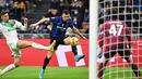 Menjelang babak pertama usai, Inter memperoleh peluang memangkas ketertinggalan. Sayang, dua peluang Ivan Perisic masih belum tepat menemui sassaran. Skor 2-0 tetap bertahan hingga babak pertama usai. (AFP/Isabella Bonotto)