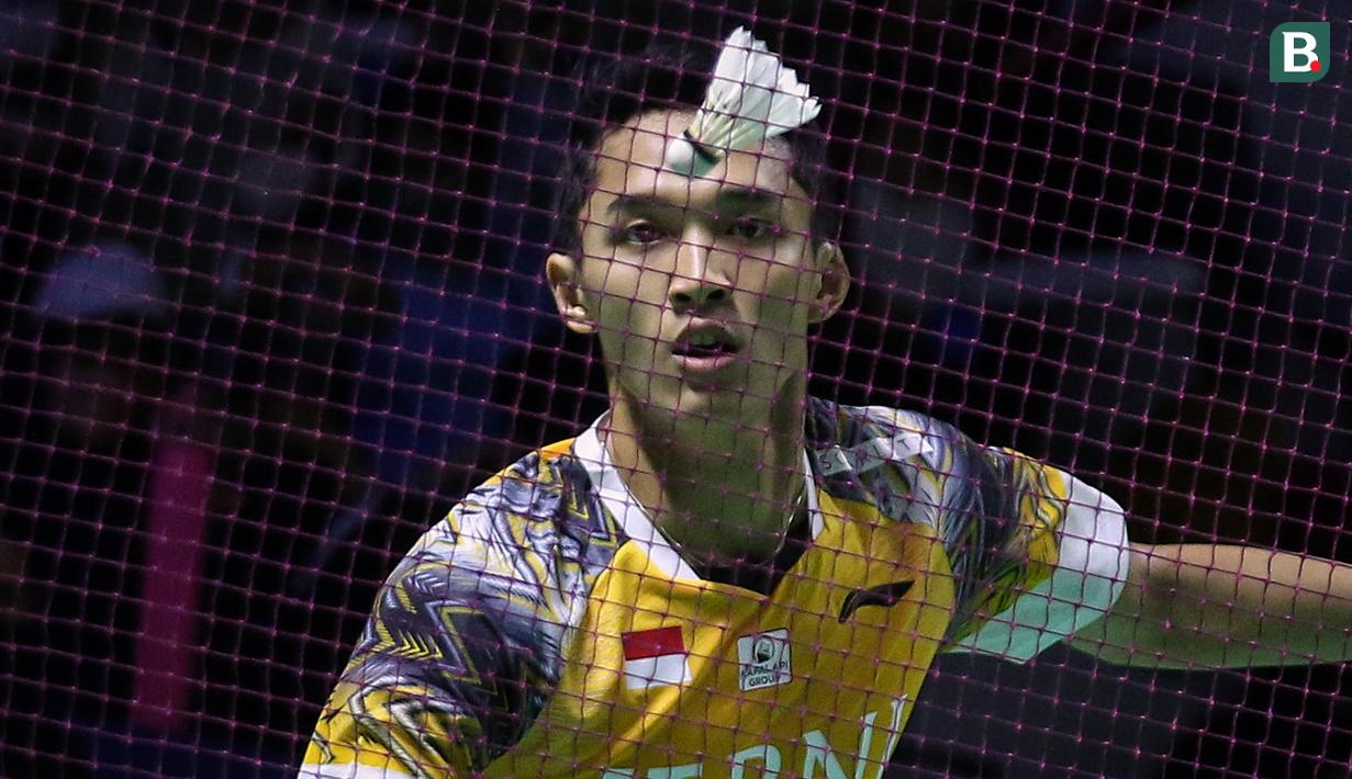 Pebulu tangkis tunggal putra Indonesia, Jonatan Christie saat bertanding melawan pebulu tangkis tunggal putra China, Zhao Jun Peng pada babak 16 besar Indonesia Open 2022 di Istora Senayan, Jakarta, Kamis (16/06/2022). (Bola.com/Bagaskara Lazuardi)