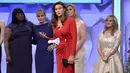 Caitlyn Jenner saat menerima penghargaan untuk serial TV  nya yang berjudul "I Am Cait" saat gelaran GLAAD Media Awards ke-27, Beverly Hills , California, (2/4). Caitlyn Jenner merupakan seorang transgender ternama di Hoolywood. (REUTERS / Phil McCarten)
