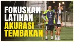 Berita video asisten pelatih Shin Tae-yong khusus striker, Yeom Ki-hun, fokuskan latihan akurasi untuk lini depan Timnas Indonesia. Akurasi memang penting untuk eksekusi bola secara cepat dan tepat.