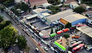 Perjuangan Warga Demi Seliter BBM di Tengah Kelangkaan