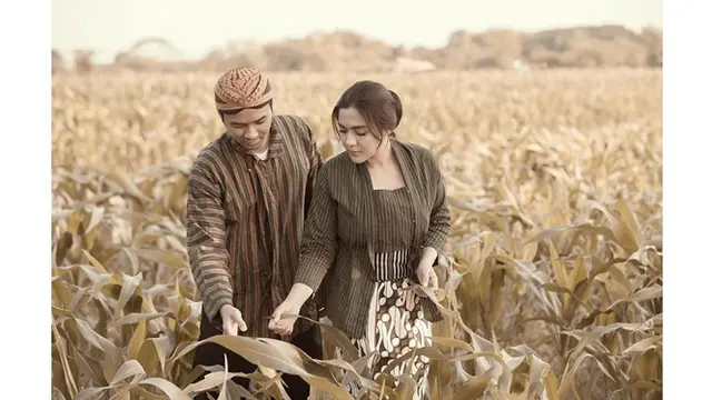 6 Foto Lawas Prewedding Vicky Shu Tema Bertani, Sederhana Tapi Berkesan