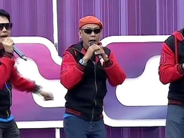 Trio Ubur Ubur Nyanyi Munaroh Versi Reggae Di Inbox Awards 2015 Showbiz Liputan6 Com