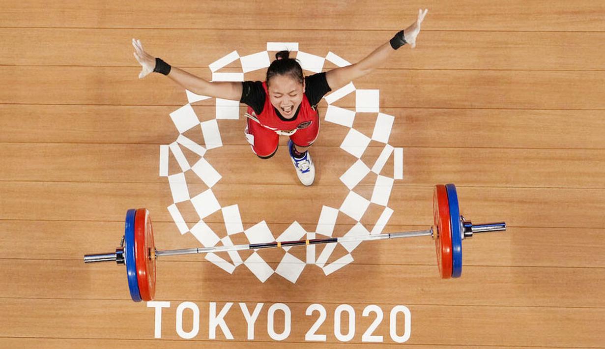 Windy Cantika Aisah - Medali pertama tim Merah Putih di Olimpiade Tokyo 2020 dipersembahkan oleh cabang angkat besi kelas 49 kg putri. Meski tak diberi target karena penampilan debut namun gadis asal Bandung itu sukses membawa pulang perunggu. (Foto/AP/Luca Bruno)