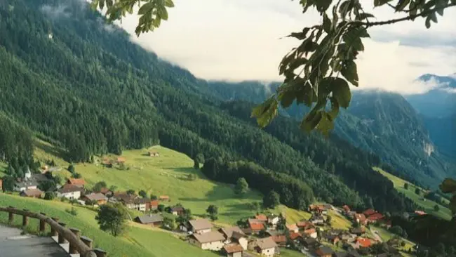 Desa Treisenberg. Walaupun dikenal sebagai negara netral cinta damai, ternyata Swiss pernah 3 kali melakukan 'invasi' ke negara lain. (Sumber warhistoryonline.com)