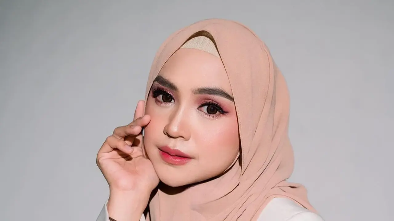 6 Gaya Pemotretan Terbaru Ria Ricis Bareng Moana, Elegan dengan Makeup Flawless
