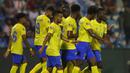 Pemain Al Nassr, Sadio Mane (tengah) melakukan selebrasi bersama rekannya setelah mencetak gol ke gawang Al-Ettifaq pada laga pekan pertama Liga Arab Saudi 2023/2024 di Prince Mohamed bin Fahd Stadium, Dammam, Selasa (15/08/2023) dini hari WIB. (Twitter/