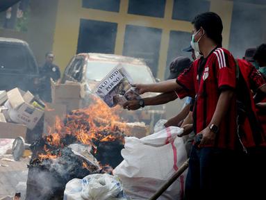 Petugas memusnahkan barang bukti persidangan dengan cara dibakar di Kejaksaan Negeri Jakarta Utara, Kamis (16/3). Sebanyak delapan jenis barang bukti hasil sitaan dari 2015 hingga sekarang dimusnahkan. (Liputan6.com/Faizal Fanani)