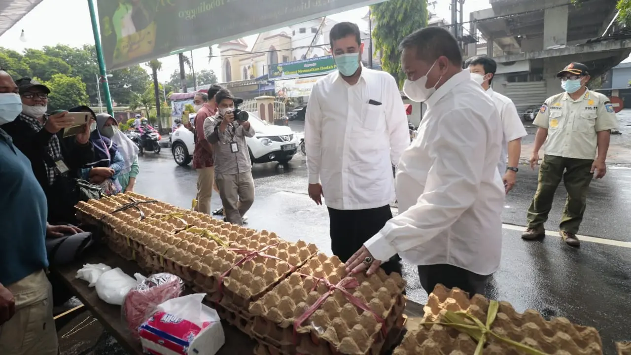 Wali Kota Probolinggo Habib Hadi Zainal Abidin mengecek langsung harga pangan di pasar. (Istimewa)