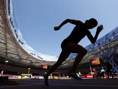 Seorang atlet berlari dalam sesi latihan Kejuaraan Dunia Atletik 2015 di Stadion Nasional Beijing, Tiongkok. Jumat (21/8/2015). (AFP Photo/Adrian Dennis)