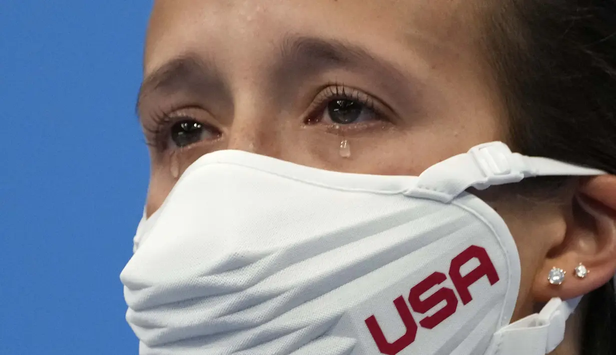 Jessica Parratto, dari Amerika Serikat meneteskan air mata usai berhasil mendapatkan medali perak dalam final loncat indah 10 meter putri Olimpiade Tokyo 2020 di Tokyo Aquatics Center, Selasa (27/7/2021). (Foto: AP/Dmitri Lovetsky)