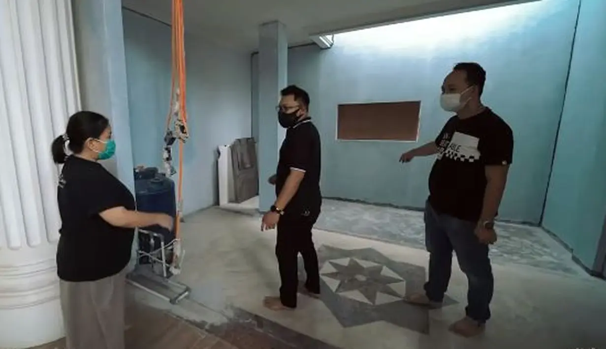 Dapur dirombak dari konsep klasik ke modern klasik dengan warna kesukaan keluarga yaitu hijau. Dapur pun akan menjadi lebih luas. (YouTube/The Hermansyah A6)