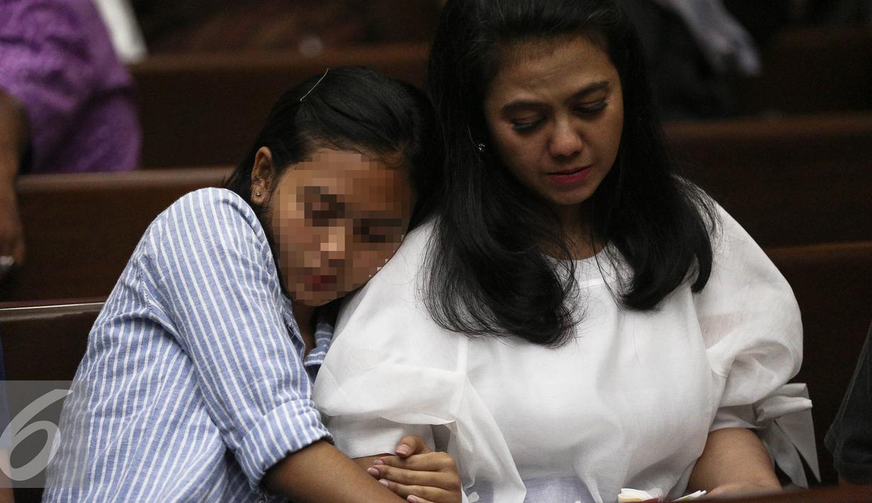 Terdakwa Damayanti Wisnu Putranti ditemani anaknya saat menjalani sidang pembacaan tuntutan di Pengadilan Tipikor Jakarta, Senin (29/8). Seorang putri Damayanti terlihat bersandar di bahu ibunya. (Liputan6.com/Faizal Fanani)
