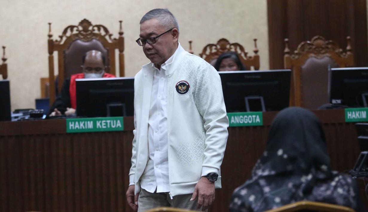 Terdakwa kasus korupsi pengadaan Liquefied Natural Gas (LNG) atau gas alam cair yang merupakan Direktur Gas PT Pertamina (Persero) periode 2012–2014, Hari Karyuliarto, usai sidang pembacaan putusan di Pengadilan Tindak Pidana Korupsi (Tipikor), Jakarta, Senin (4/5/2026). (merdeka.com/Arie Basuki)