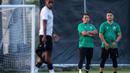 <p>Pelatih kepala Timnas Indonesia U-17, Bima Sakti (tengah) saat memimpin official training skuad Timnas Indonesia U-17 di Lapangan Latihan A Gelora Bung Tomo, Surabaya, Minggu (12/11/2023) sore menjelang laga kedua Grup A Piala Dunia U-17 2023 menghadapi Panama yang akan berlangsung di Stadion Gelora Bung Tomo, Senin, 13 November 2023. (Bola.com/Bagaskara Lazuardi)</p>