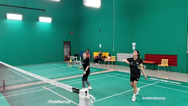 7 Momen Badminton Date Mikha Tambayong dan Deva Mahenra yang Tampil Kompak