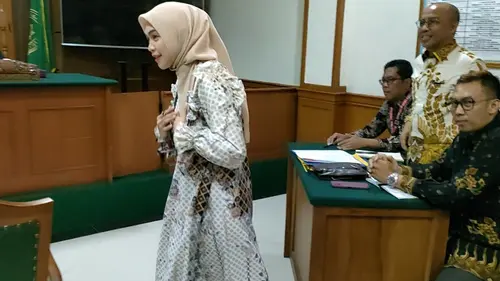 Ria Ricis Cium Tangan Teuku Ryan Kala Bertemu Kembali di Sidang Cerai -  ShowBiz Liputan6.com