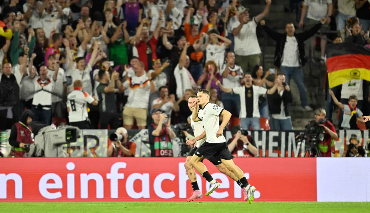 Tiga menit berselang atau menit ke-72, Jerman menambah keunggulan melalui aksi eksekusi tendangan bebas gemilang Florian Wirtz. (INA FASSBENDER/AFP)