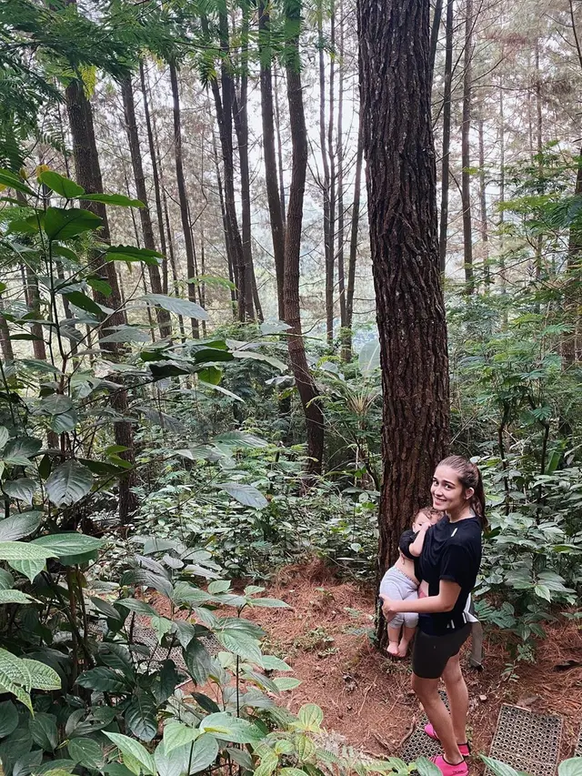 6 Potret Yasmine Wildblood Bersama Keluarga Liburan di Tengah Alam Bogor