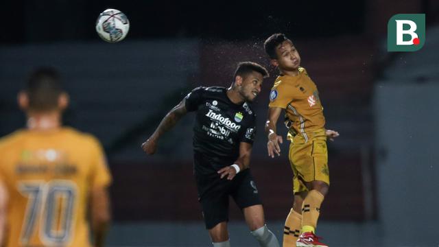 Foto: Teja Paku Alam Gagalkan Penalti Mantan, Persib Bandung Kalahkan Pemuncak Klasemen BRI Liga 1