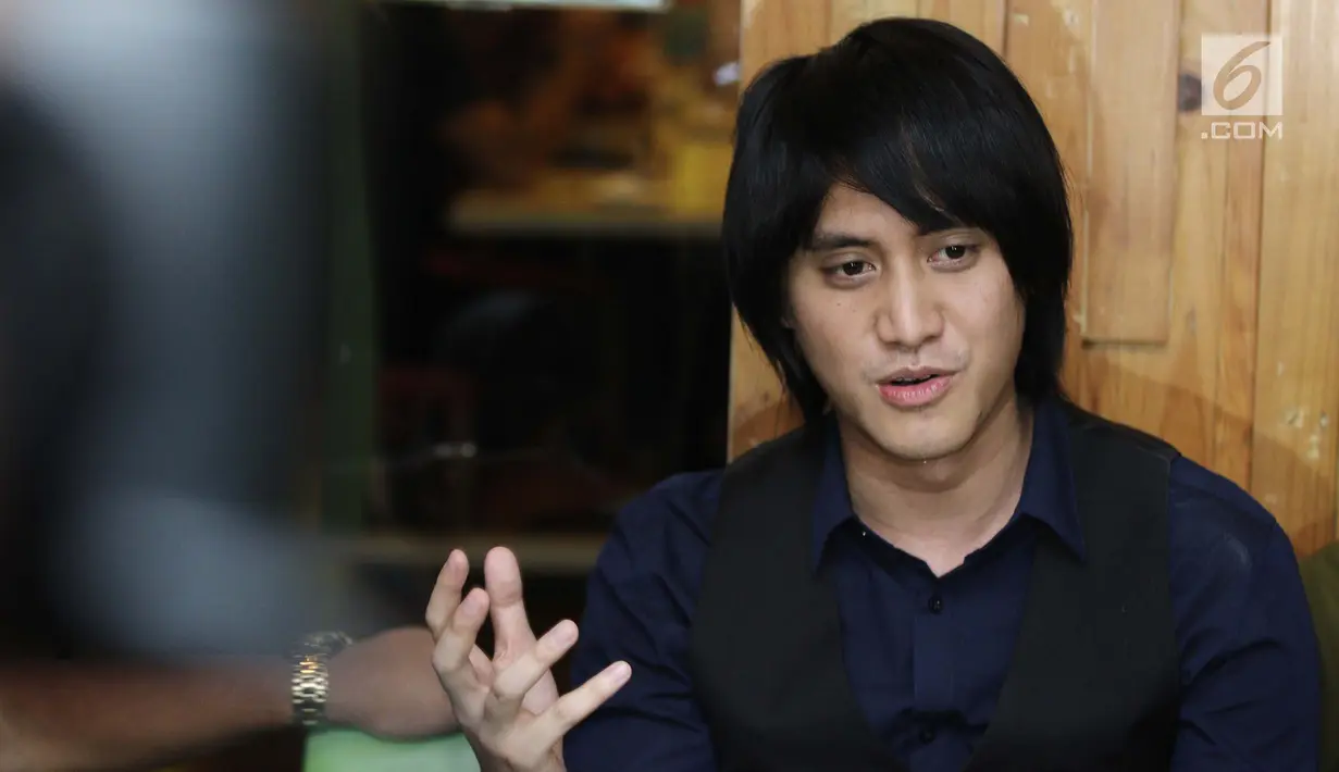 Pemain keyboard Vierratale, Kevin Aprilio memberi keterangan kepada awak media terkait manajer bawa kabur uang manajemen Vierratale, Deny Irawan, Jakarta, Senin (24/7). (Liputan6.com/Herman Zakharia)
