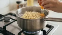 7 Cara agar Telur Tidak Menempel di Panci Ketika Direbus Bersama Mi Instan