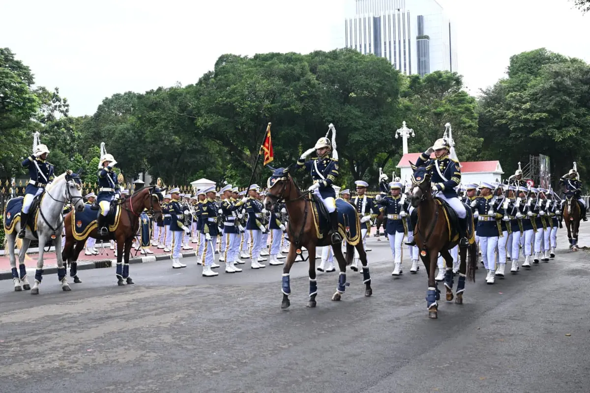 Satuan Pasukan Pengamanan Presiden (Paspampres) RI menggelar Upacara Serah Terima Pengawal Istana Kepresidenan di depan Istana Merdeka, Jakarta. (Setpres)