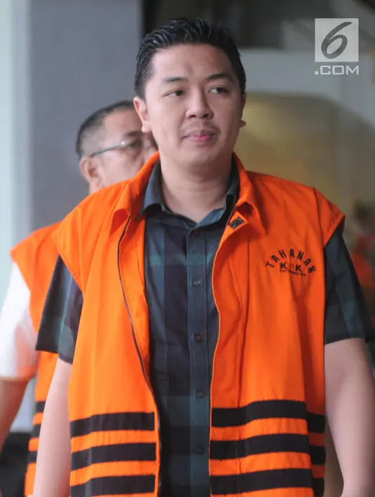Tersangka Wali Kota Kendari Adriatma Dwi Putra (depan) berjalan seusai menjalani pemeriksaan di gedung KPK, Jakarta, Kamis (19/4). Adriatma diperiksa terkait kasus suap pengadaan barang dan jasa di Pemkot Kendari tahun 2017-2018 (Merdeka.com/Dwi Narwoko)