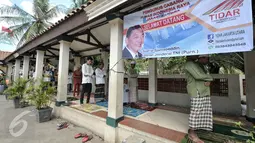 Warga Luar Batang menjalankan salat Jumat di Masjid Luar Batang, Penjaringan, Jakarta Utara, Jumat (15/7). Calon Gubernur DKI Jakarta,  Sjafrie Sjamsoeddin silahturahmi dan salat Jumat bersama tokoh Luar Batang. (Liputan6.com/Yoppy Renato)