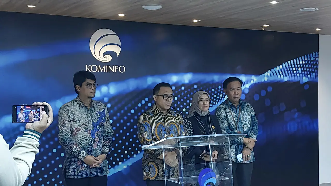 Menteri Pendayagunaan Aparatur Negara dan Reformasi Birokrasi (PAN RB) Abdullah Azwar Anas dalam Konferensi Pers Progres Pengadaan ASN 2024 di Kantor Kementerian Komunikasi dan Informatika, Jakarta, Jumat (3/5/2024). (Arief/Liputan6.com)