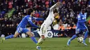 Gelandang Real Madrid, Luka Modric, berusaha mengontrol bola saat melawan Getafe pada laga La Liga Spanyol di Stadion Col Alfonso Perez, Getafe, Sabtu (4/1). Getafe kalah 0-3 dari Madrid. (AFP/Oscar Del Pozo)